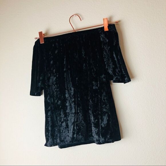 NWOT Francesca’s Collections Black Velvet Off Shoulder Top Small - Picture 7 of 7